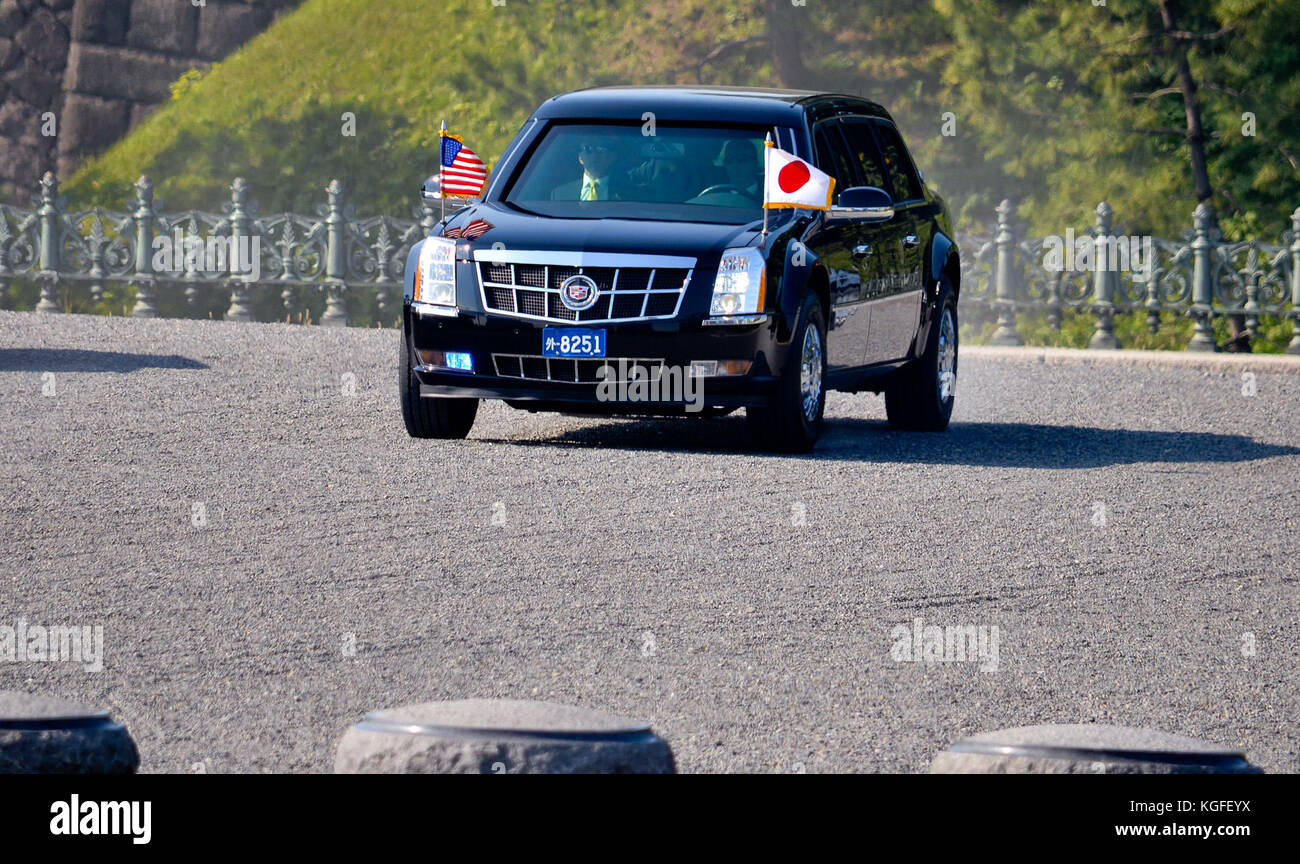 Yokosuka, Japan. 6th Nov, 2017. November 6, 2017. US President Tump's motorcade lives the Imperial Palace in Central Tokyo during his three day visit to Japan. Photo by: Ramiro Agustin Vargas Tabares Credit: Credit: /ZUMA Wire/Alamy Live News Stock Photo