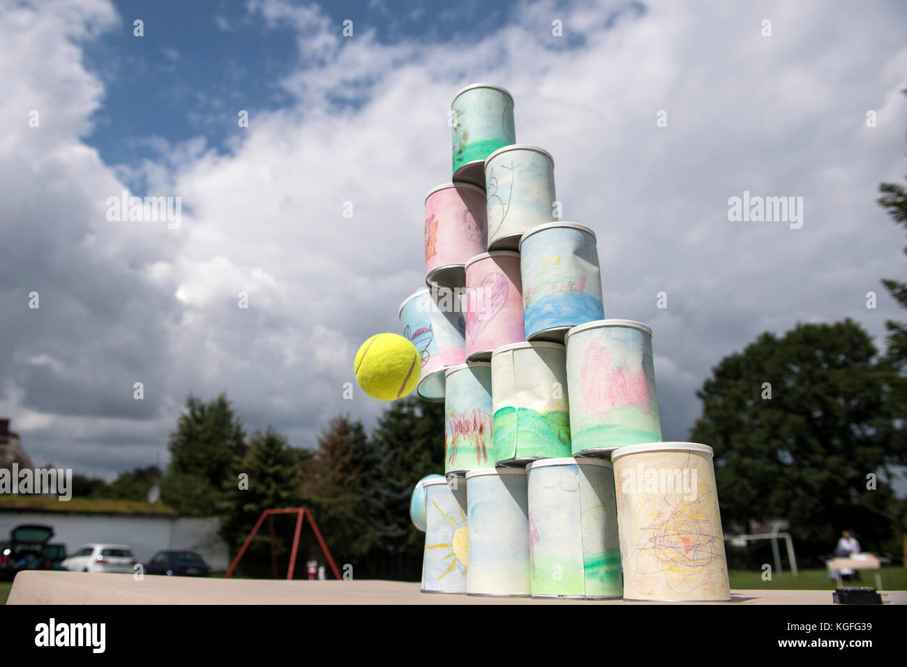 Child throwing ball throw hires stock photography and images Alamy