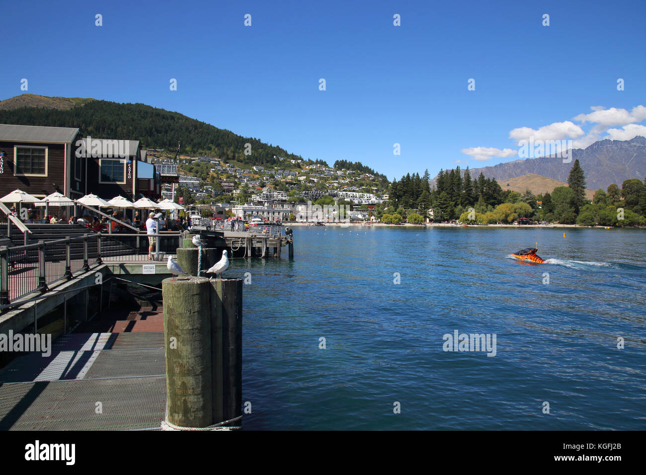 queenstown on lake wakatipu south island new zealand Stock Photo - Alamy