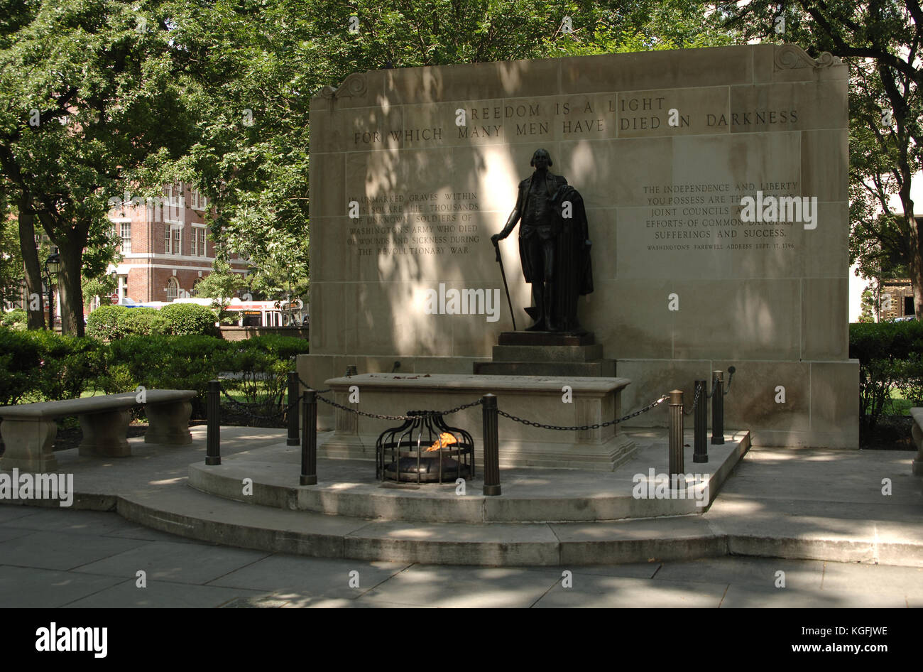 Unites States. Pennsylvania. Philadelphia. Tomb of the Unknown Revolutionary War Soldier, 1957. By G. Edwing Brumbaugh (1890-1983) and statue of George Washington by Jean Antoine Houdon (1741-1828). Stock Photo