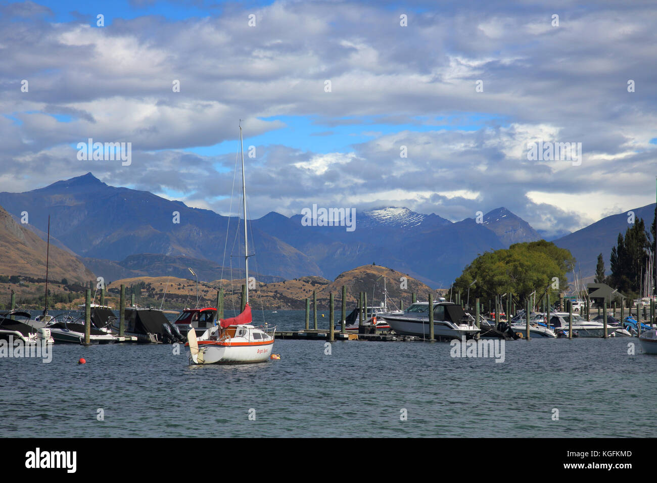 wanaka lake on the south island of new zealand Stock Photo - Alamy