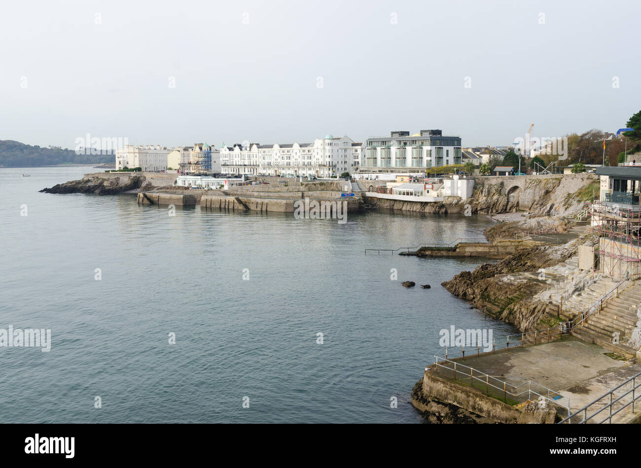 Buildings and large houses on The Grand Parade waterfront near to Plymouth Hoe, Plymouth, UK Stock Photo