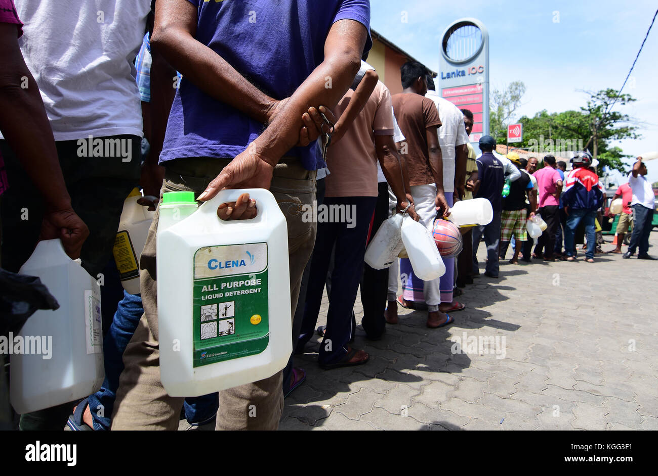 Fuel queues sri lanka hi-res stock photography and images - Alamy