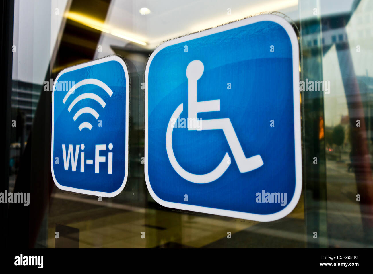 Disabled entrance sign hi-res stock photography and images - Alamy