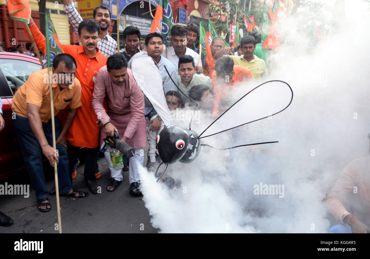 Kolkata, India. 07th Nov, 2017. BJP Yuva Morch activist fumigate replica of mosquito during a protest over Dengue outbreak in Kolkata. Bharatiya Janta Party (BJP) Yuva Morcha or youth wing stage a demonstration against the Dengue outbreak in front of Kolkata Municipal Corporation head quarter on November 7, 2017 in Kolkata. Credit: Saikat Paul/Pacific Press/Alamy Live News Stock Photo