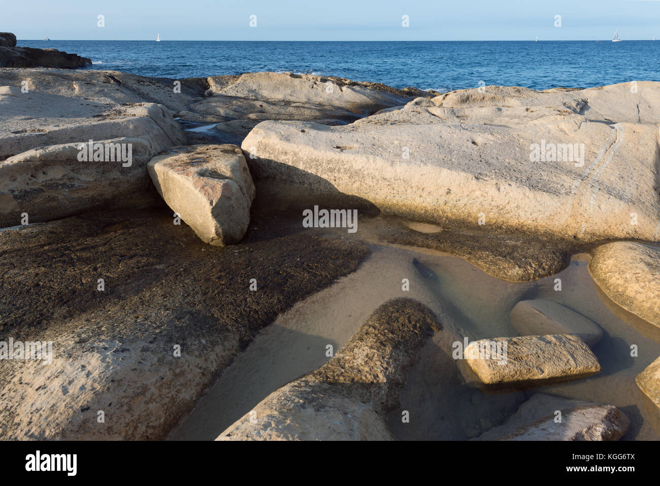 Rocky shore coast hi-res stock photography and images - Alamy