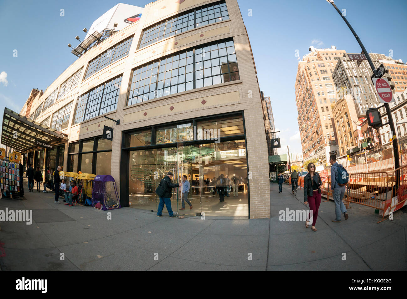 The Apple store in the Meatpacking District of New York on Thursday, November 2, 2017. Apple is scheduled to report fiscal fourth-quarter earnings after the close of trading on Thursday, a day in advance of the release of the iPhone X.   (© Richard B. Levine) Stock Photo