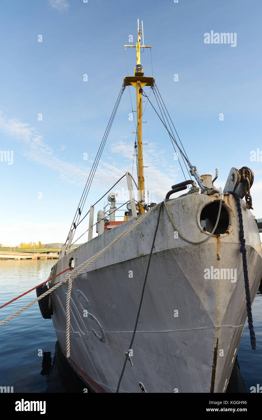Boat tied to a pier hi-res stock photography and images - Alamy