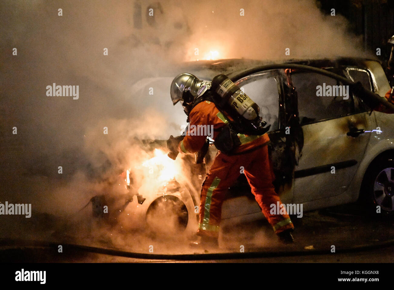 Julien Mattia / Le Pictorium -  Car on fire -  08/11/2017  -  France / ? haut de seine ? / Malakoff  -  Paris firefighters extinguish a burnt car in Malakoff. Of unknown origin the engine fire threatens an abandoned building, forcing the Paris fire to intervene in the building after extinguishing the fire. Stock Photo