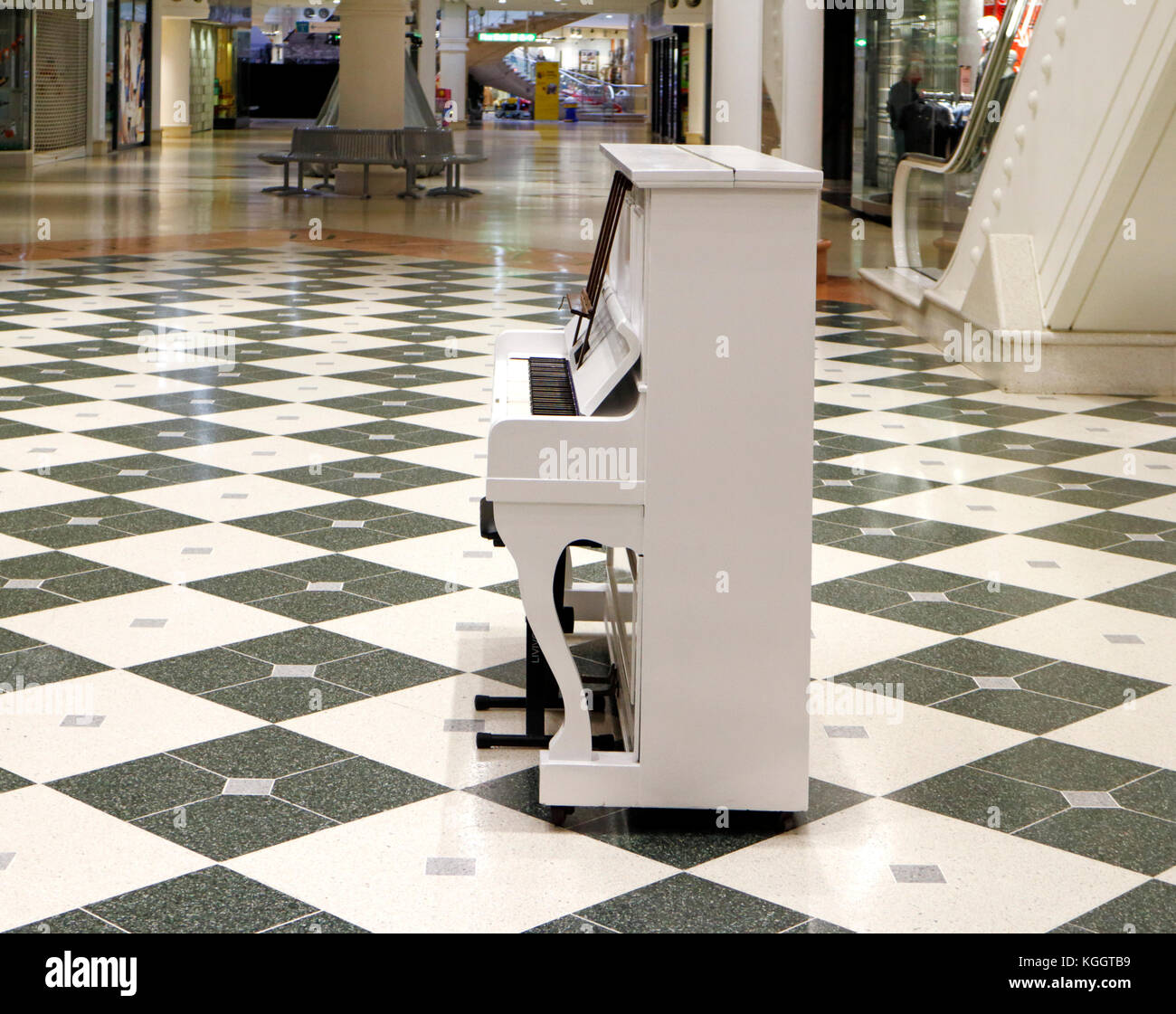 Shopping mall floor hi-res stock photography and images - Alamy