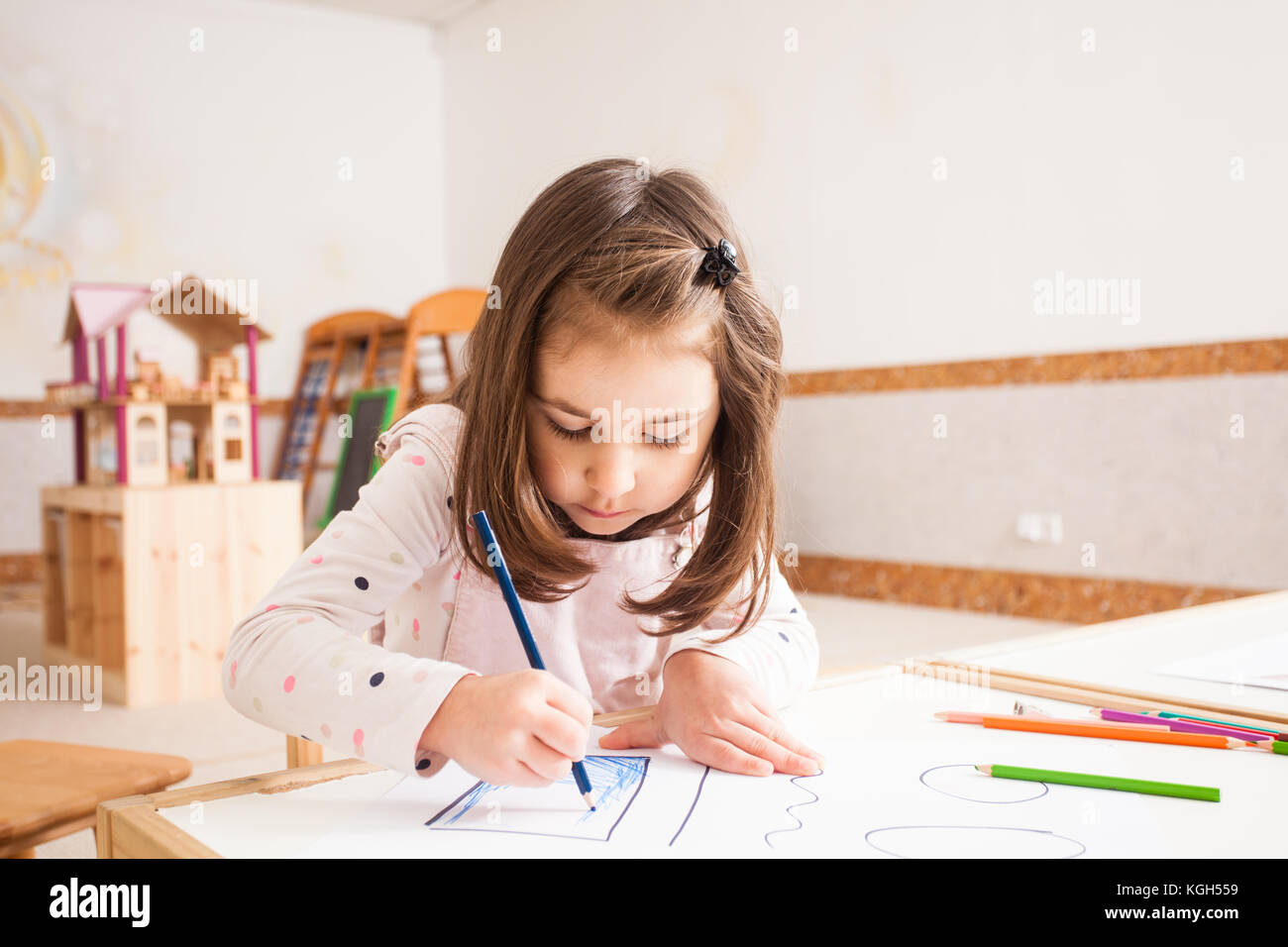 Drawing lesson in kindergarten Stock Photo - Alamy