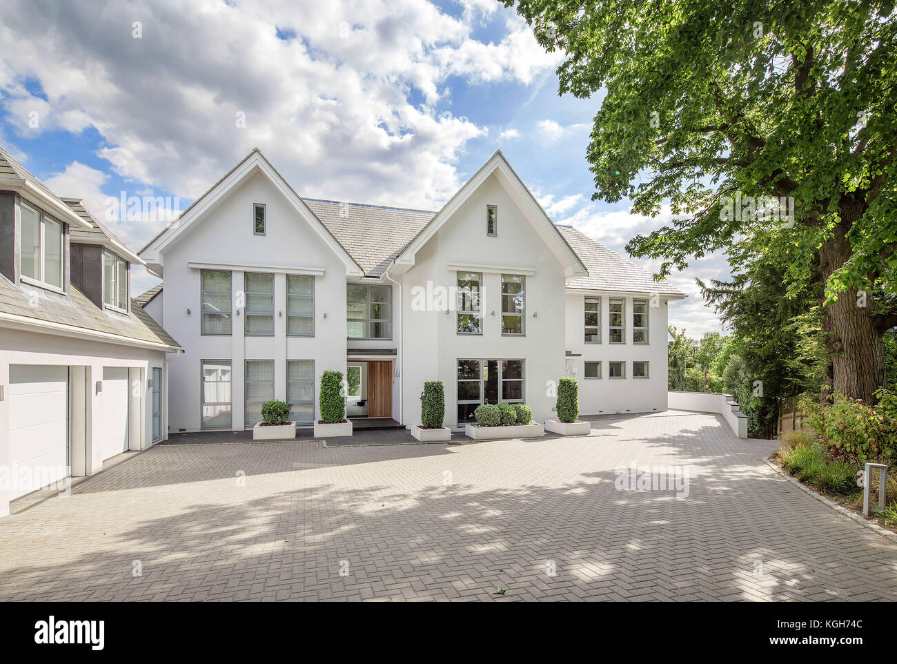 Exterior of modern luxury home Stock Photo - Alamy