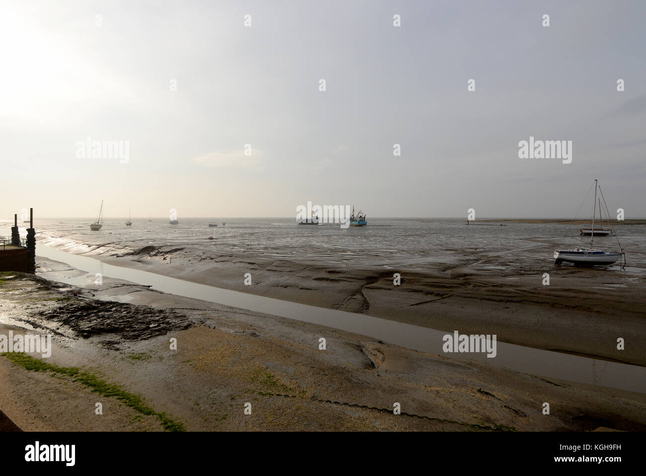 Leigh on Sea Thames Estuary Essex with low tide and mud. Boats. Tide ...