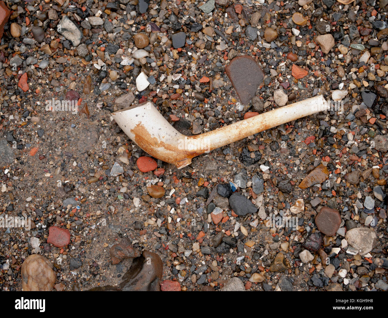 Fine example of a Victorian clay tobacco pipe washed up on the Thames Bank by the Millenium bridge, one of many finds still uncovered with each tide. Stock Photo