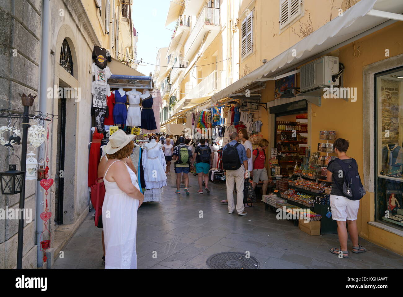 Tourists shopping hi-res stock photography and images - Page 11 - Alamy