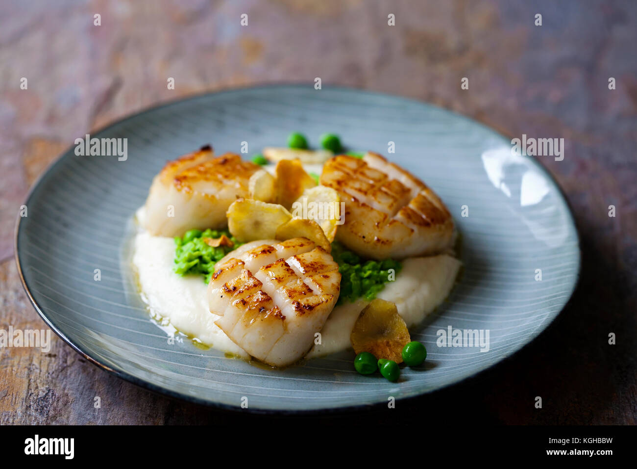 Scallops with jerusalem artichoke puree and pea mash Stock Photo Alamy