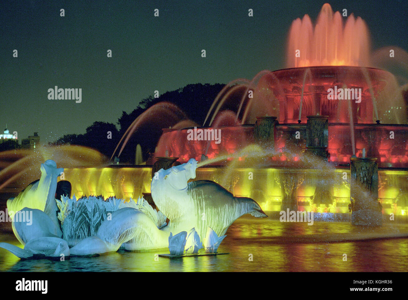Buckingham Fountain in Chicago, Illinois lit up at night Stock Photo ...