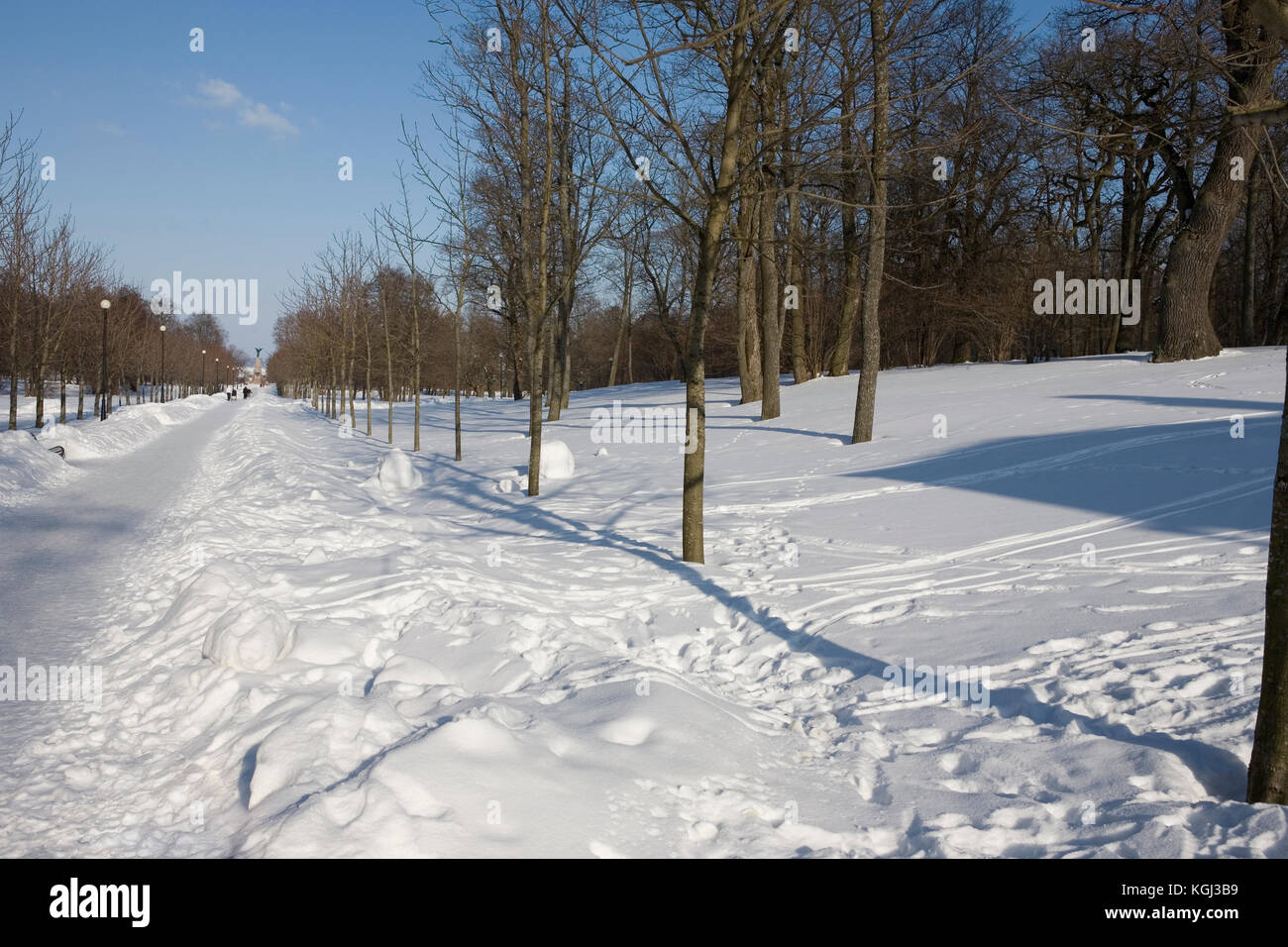 Kadriorg Park, Tallinn, Estonia: the path to the sea and the Rusalka Monument, winter Stock Photo
