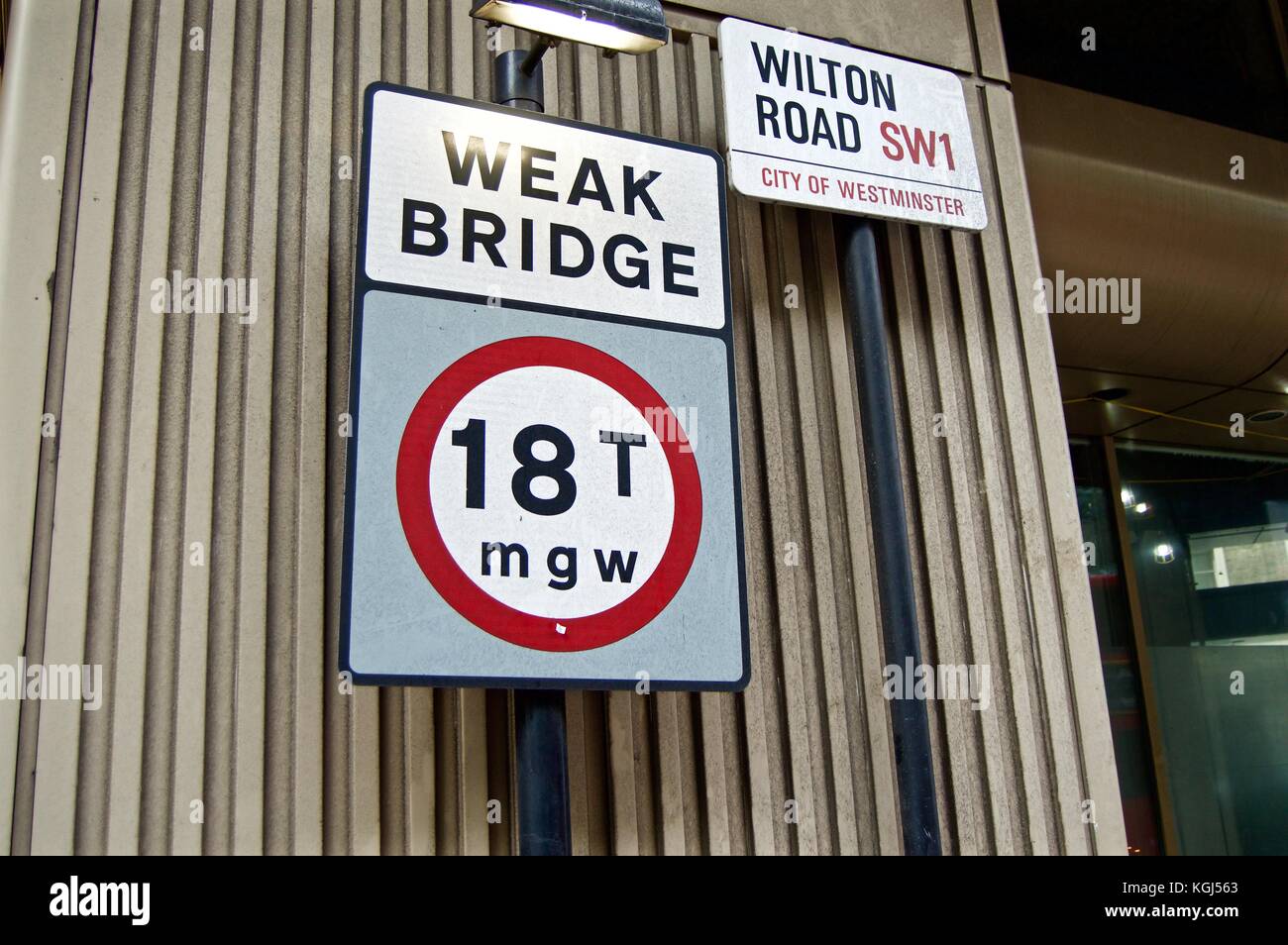 Weak bridge sign 18 ton restriction, Wilton Road, Victoria, London, UK Stock Photo