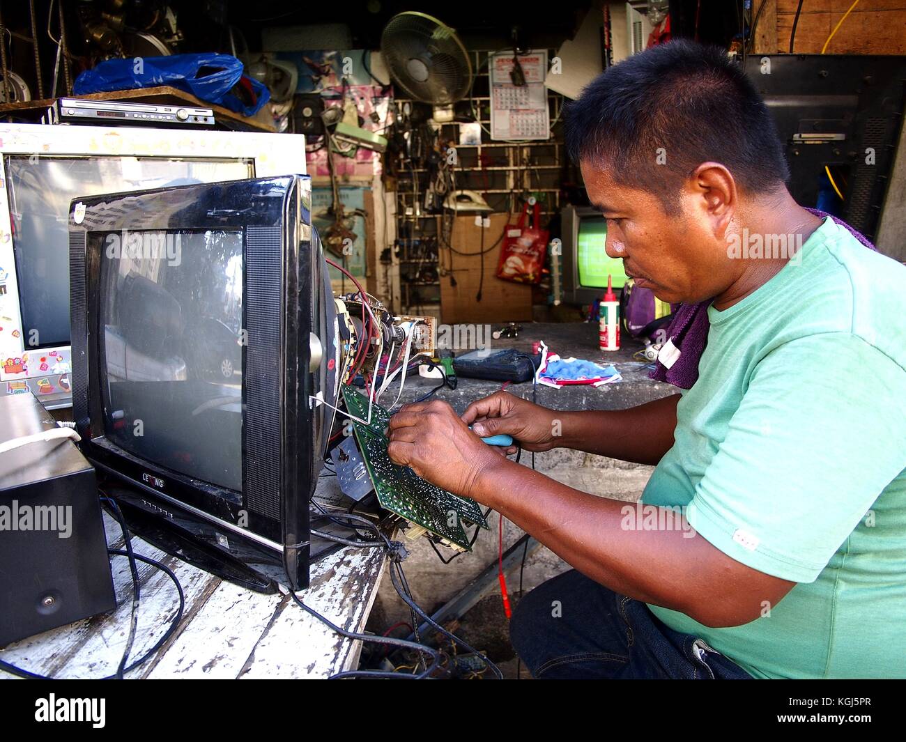 Repair shop for television hires stock photography and images Alamy