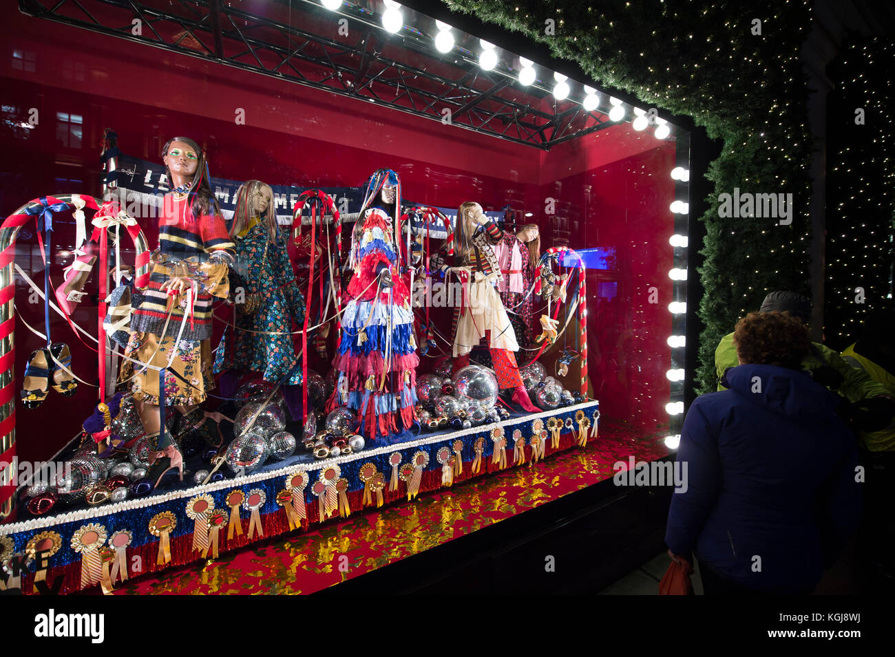 Oxford Street, London, UK. 7th Nov, 2017. Thousands turn up to London's West End to watch the Oxford Street, London, UK. 7th Nov, 2017. Thousands turn up to London's West End to watch the