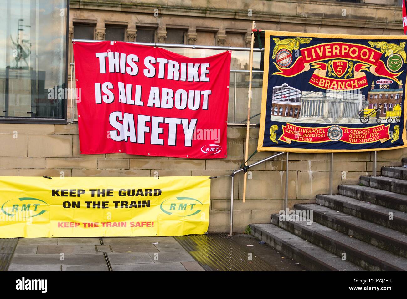 Liverpool, UK. 8th Nov, 2017. RMT Union Strike action causes travel ...
