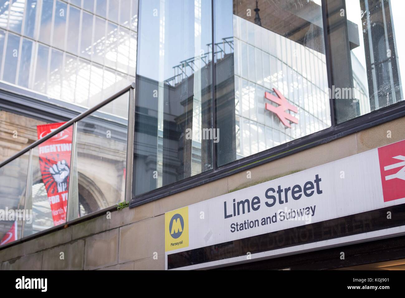 Liverpool, UK. 8th Nov, 2017. RMT Union Strike action causes travel ...