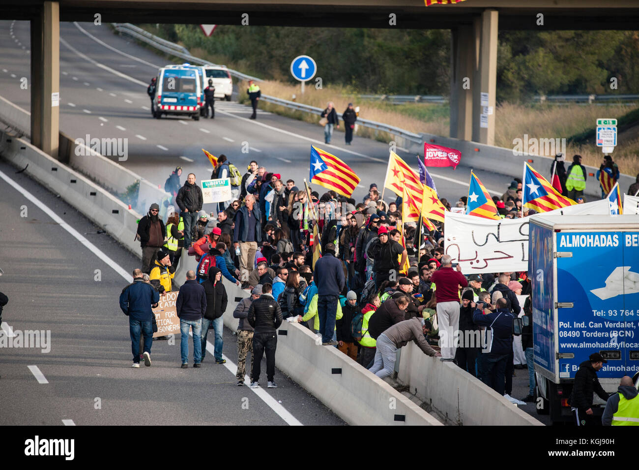 Girona, Spain. 8th Nov, 2017. Protesters block the AP7 highway during the strike in Catalonia to protest against the imprisonment of pro-independence leaders, in which protesters are blocking various roads and trains tracks. The Central independent and Civil Servants Union (CSIF) has refused the strike and opposed to the protests. Credit: Pablo Guillen/Alamy Live News Stock Photo