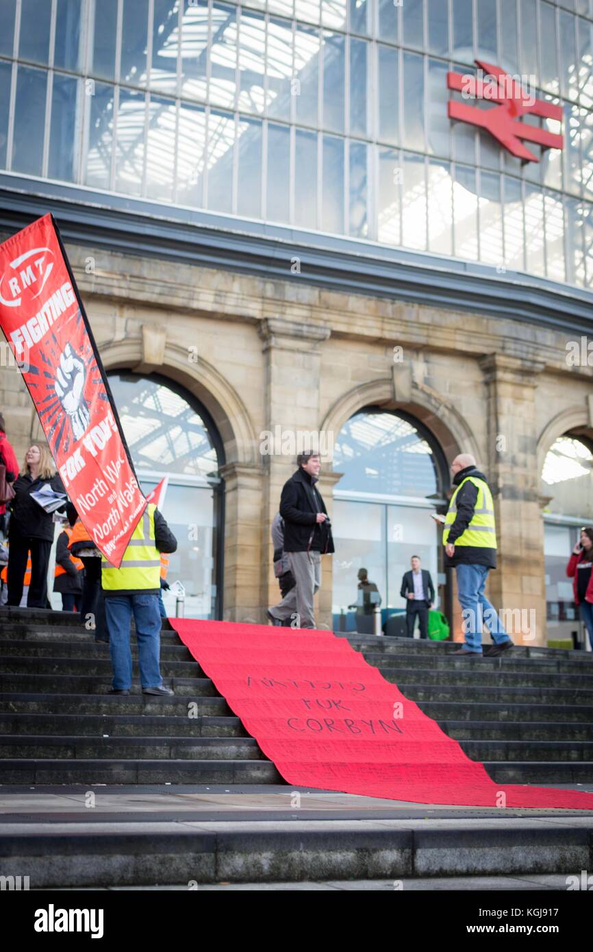 Liverpool, UK. 8th Nov, 2017. RMT Union Strike action causes travel ...