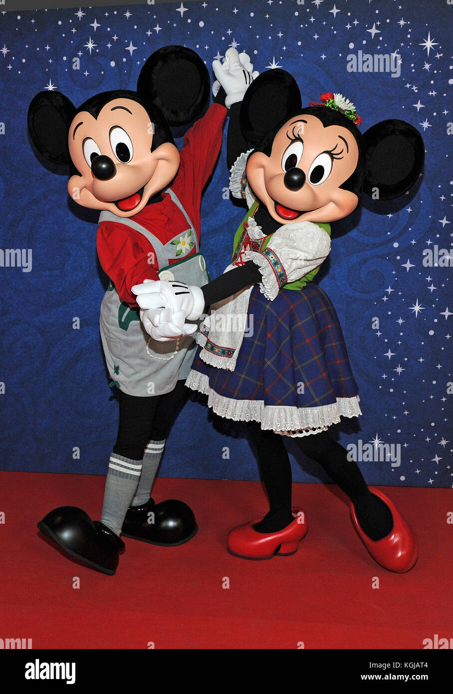 Munich, Germany. 08th Nov, 2017. Disney's Mickey Mouse (L) and Minnie Mouse  photographed dancing during the pre-opening of the new Disney Store in  Munich, Germany, 08 November 2017. The dolls in typical