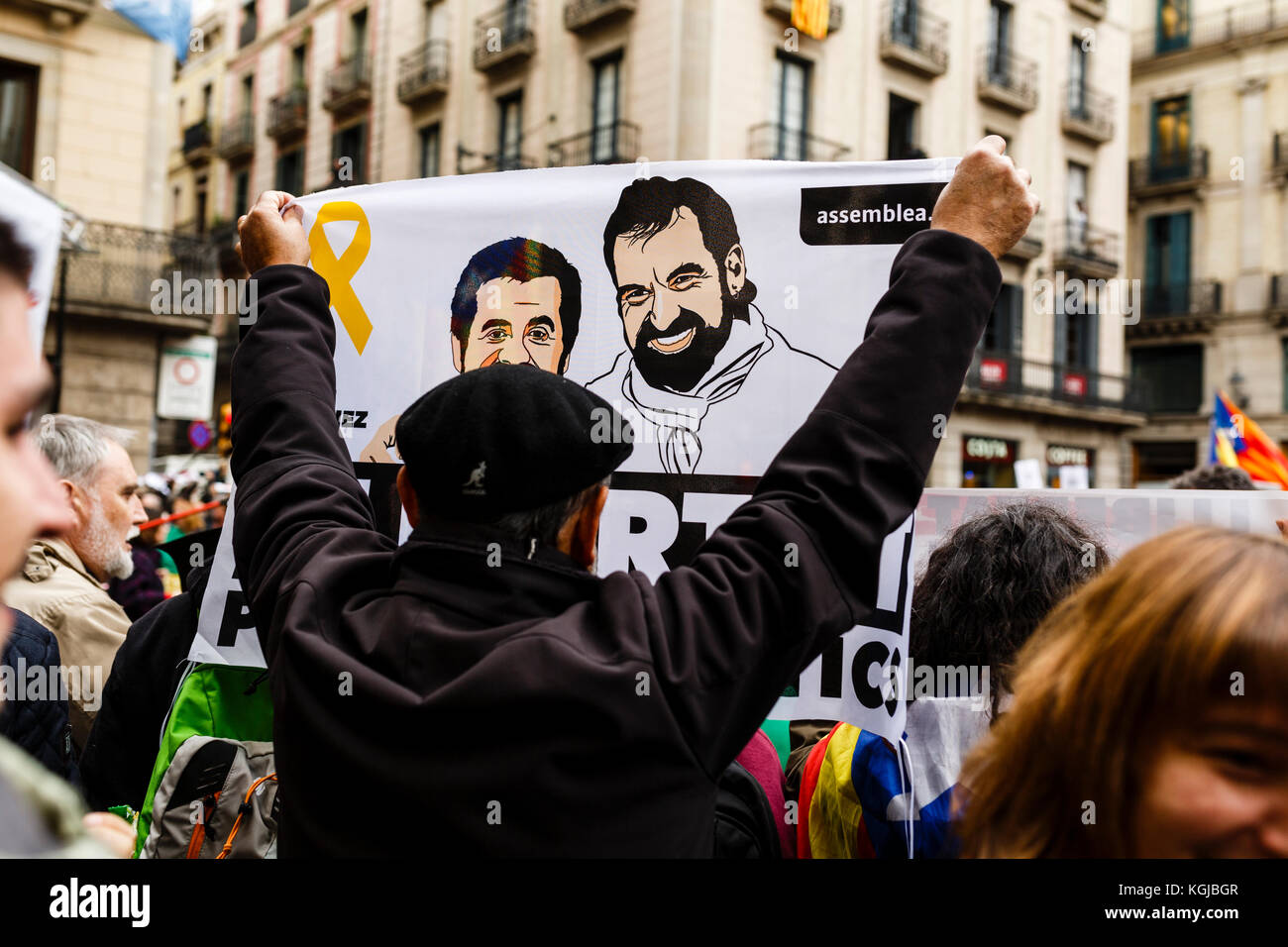 November 8, 2017 - Barcelona, Barcelona, Spain - Protesters calling for freedom for political prisoners during the concentration in Sant Jaume's Square, Barcelona Credit: Joan Gosa Badia/Alamy Stock Photo
