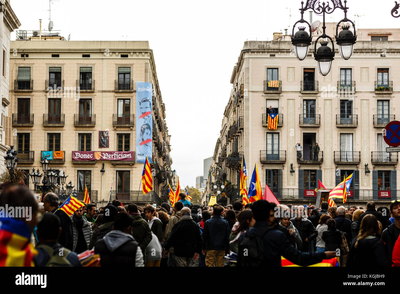 November 8, 2017 - Barcelona, Barcelona, Spain - Protesters calling for freedom for political prisoners during the concentration in Sant Jaume's Square, Barcelona Credit: Joan Gosa Badia/Alamy Stock Photo