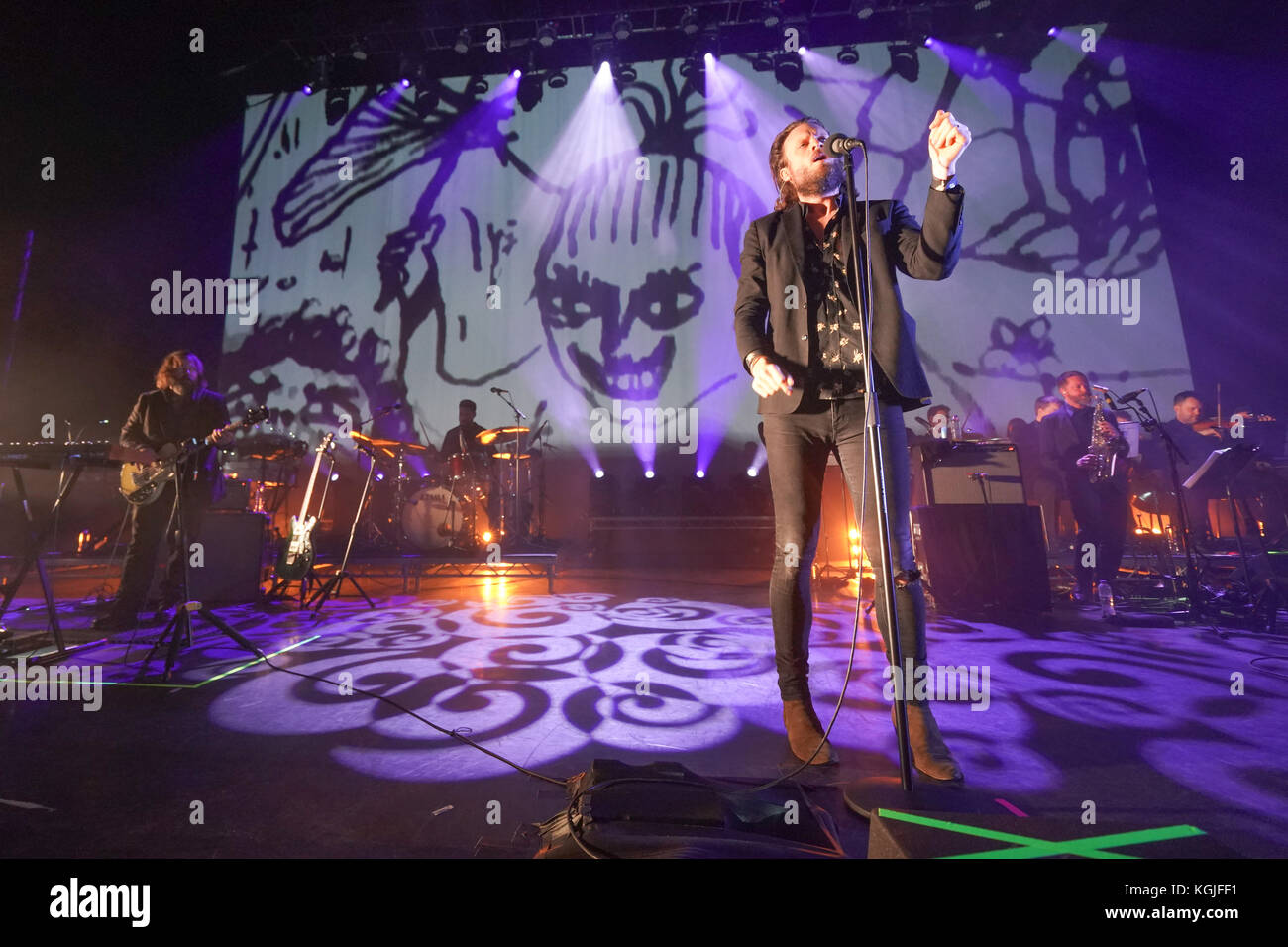 Perform on stage hammersmith apollo hires stock photography and images