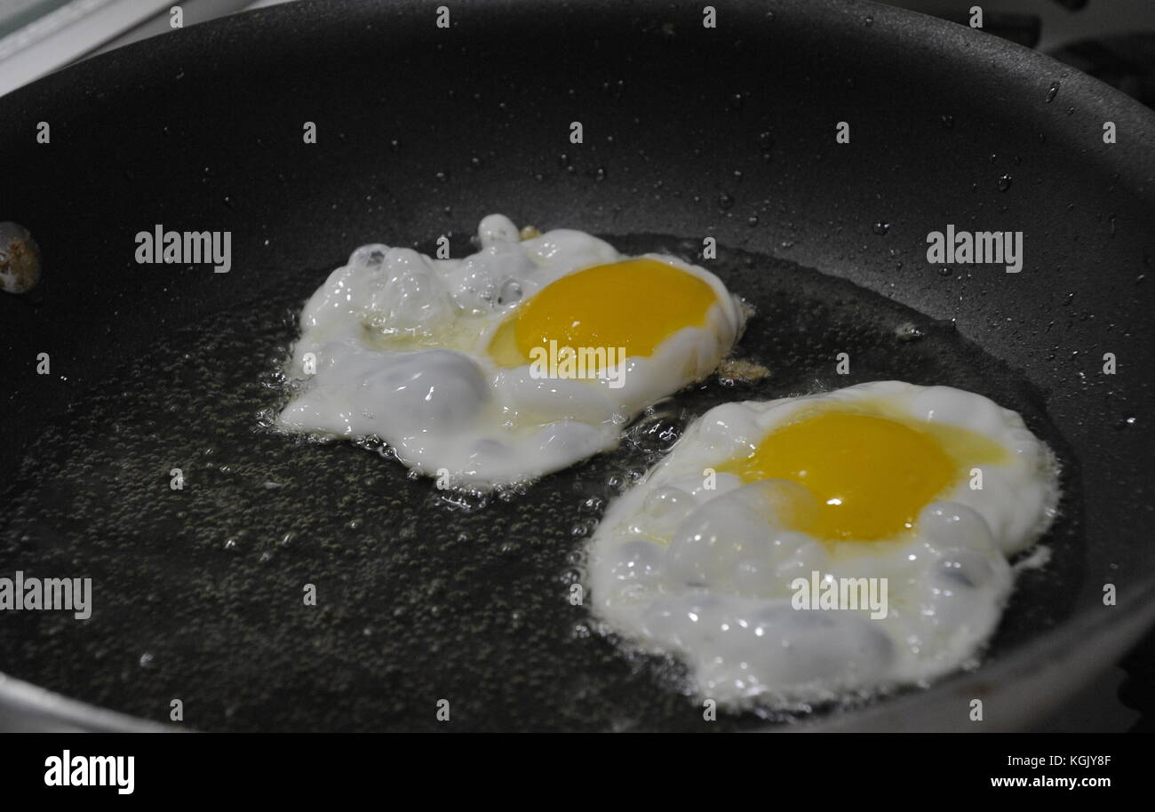 Single egg frying pan hi-res stock photography and images - Page 2 - Alamy