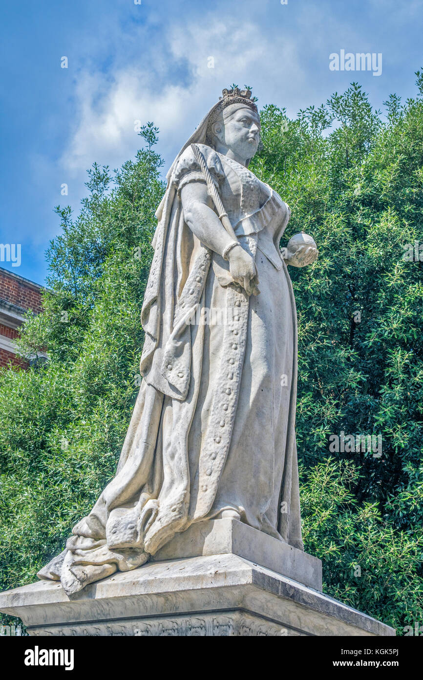 Statue Of Queen Victoria Reading Berkshire UK Stock Photo Alamy