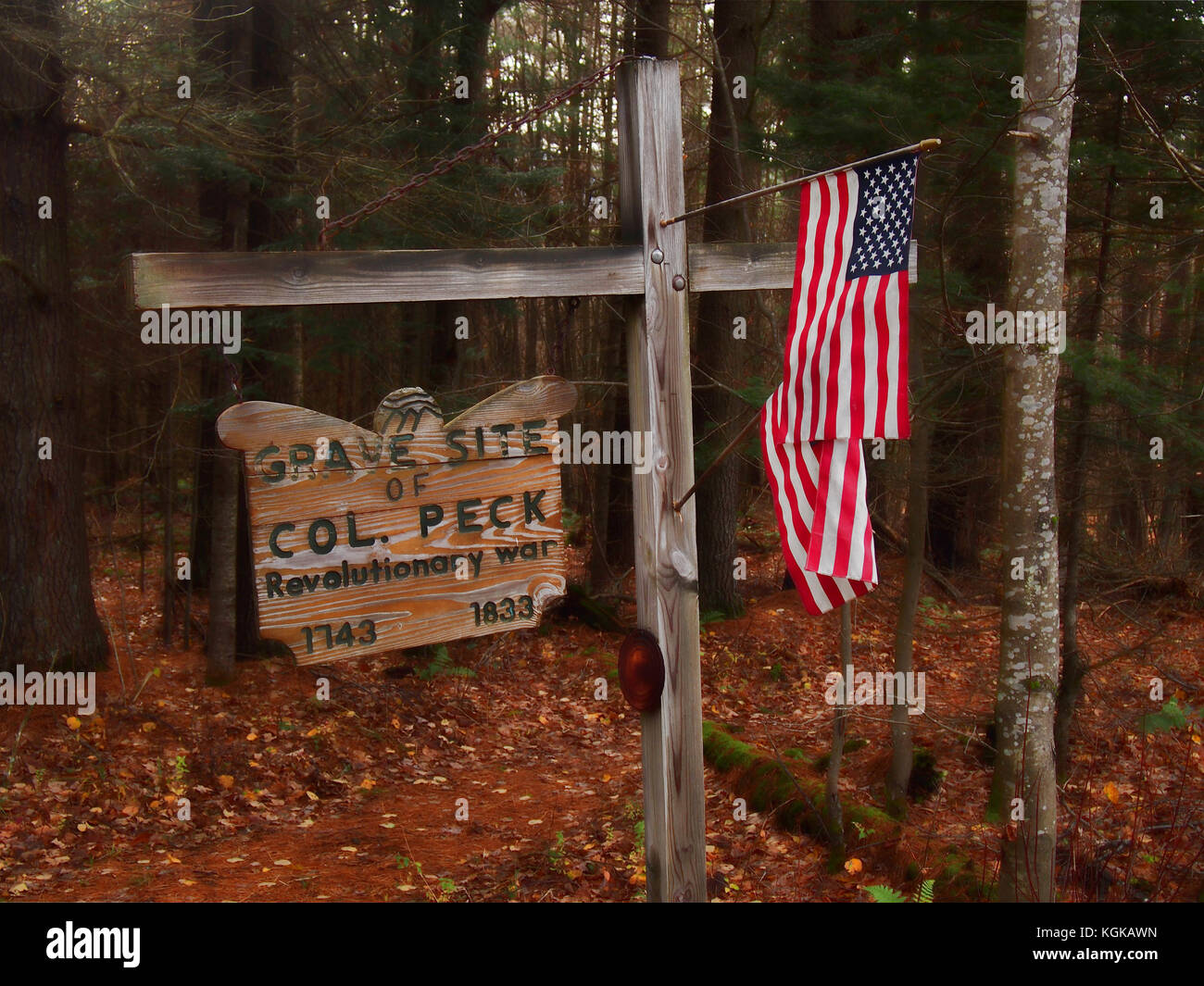 Speculator, New York, USA. November 4, 2017. Marker leading to the grave of Colonel Loring Peck, Hamilton County's only Revolutionary War officer in S Stock Photo