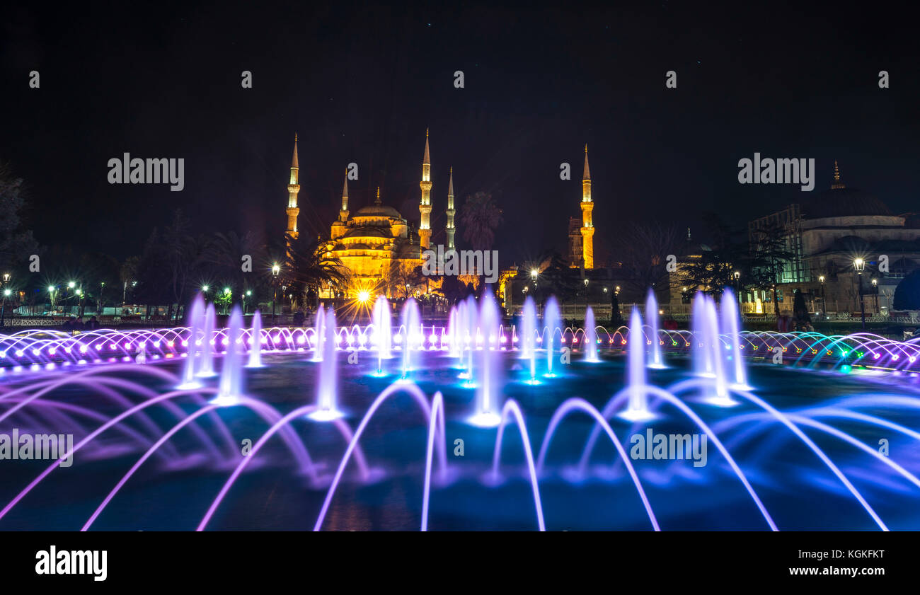 Blue Mosque, Sultan Ahmet Camii at night, illuminated fountain in ...