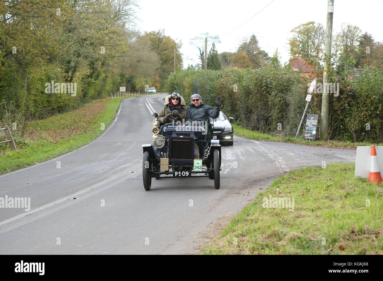 Charley Boorman and Damon Hill drive a P909 Rover from the British Motor Museum at the 2017 London to Brighton Veteran Car Run Stock Photo