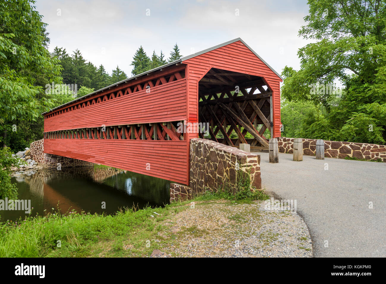 Sachs Bridge, is a 100-foot, Town truss covered bridge over Marsh Creek between Cumberland and Freedom Townships, Adams County in the U.S. state of Pe Stock Photo