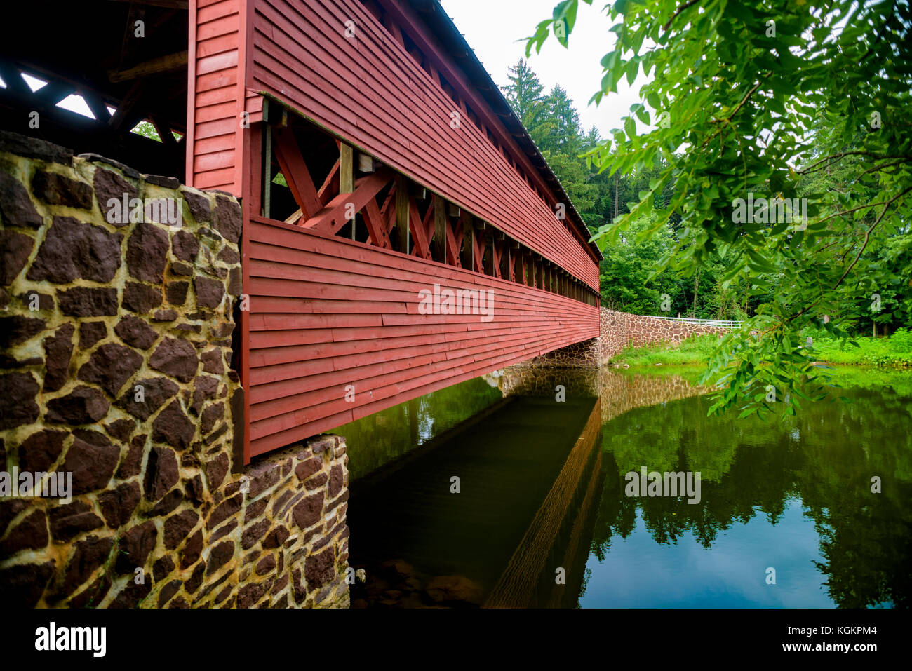 Sachs Bridge, is a 100-foot, Town truss covered bridge over Marsh Creek between Cumberland and Freedom Townships, Adams County in the U.S. state of Pe Stock Photo