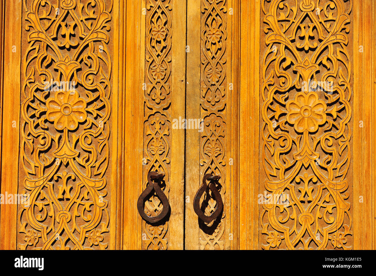 Samarkand wooden doors with traditional pattern Stock Photo Alamy
