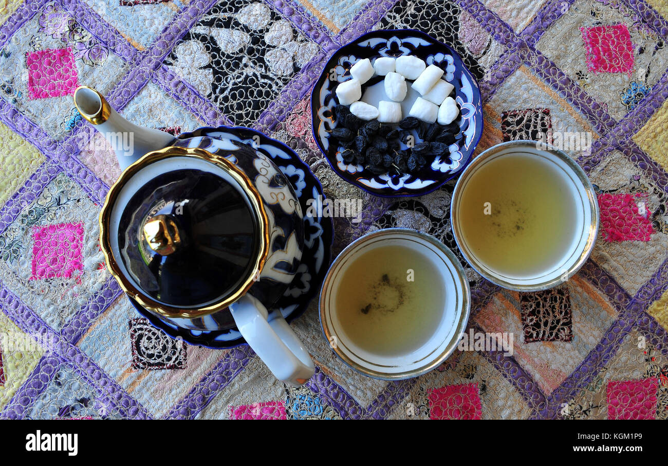 Samarkand Teapot and cups in traditional uzbek style Stock Photo Alamy