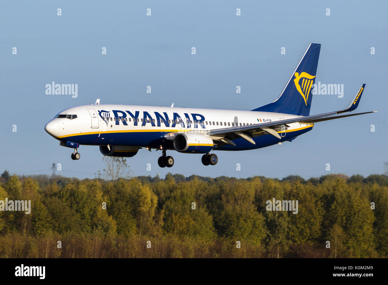 EINDHOVEN, THE NETHERLANDS - OCT 27, 2017: Boeing 737 plane from Ryanair about to land on Eindhoven Airport. Stock Photo