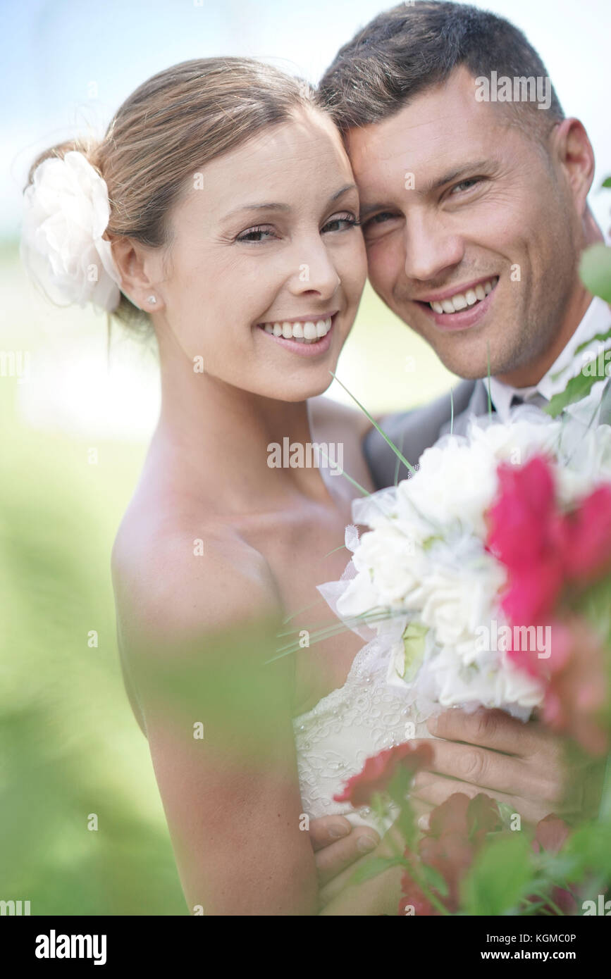 Portrait of smiling bride and groom Stock Photo - Alamy
