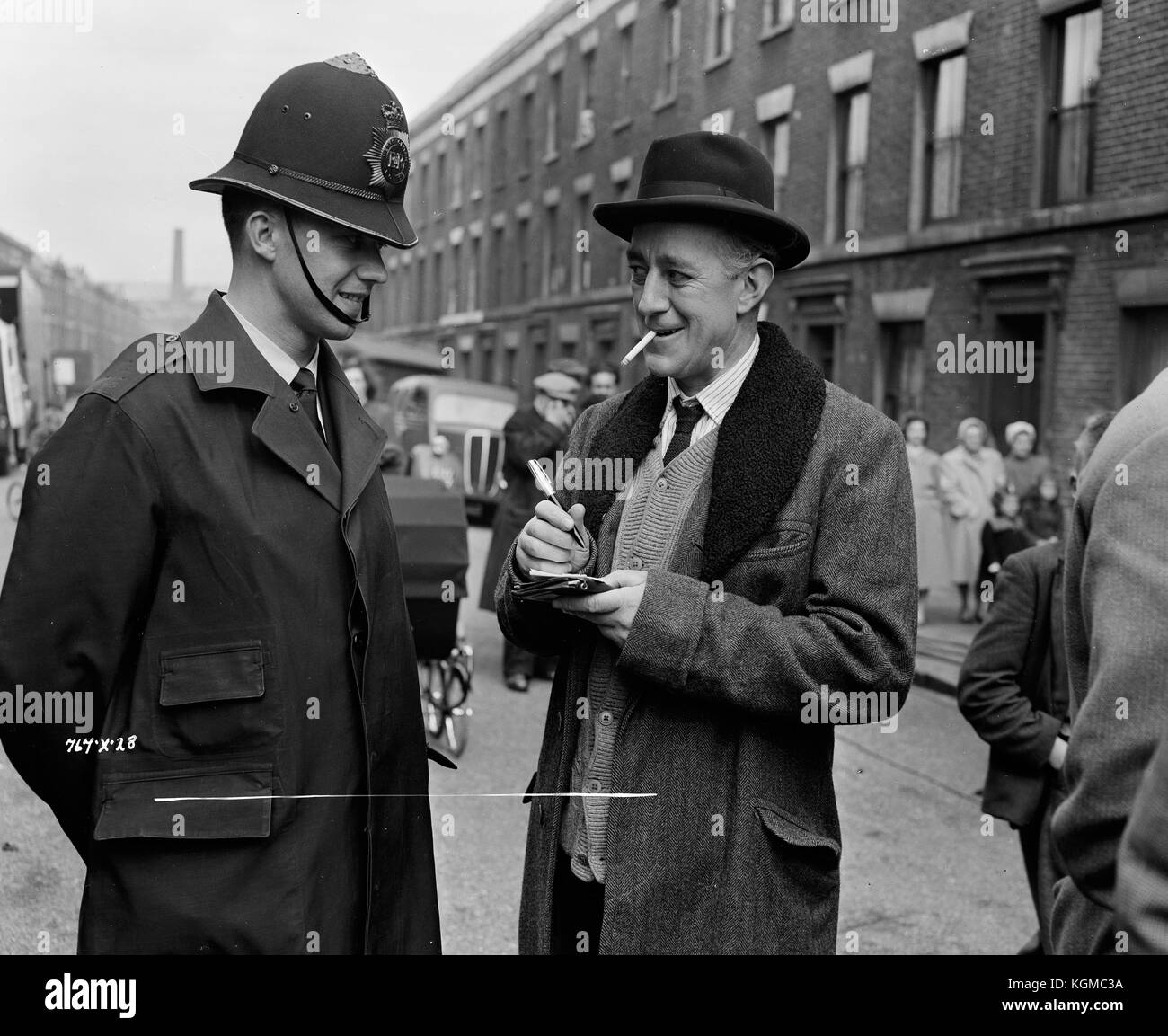 The Ladykillers (1951) , Alec Guinness signing autograph for Policeman Stock Photo
