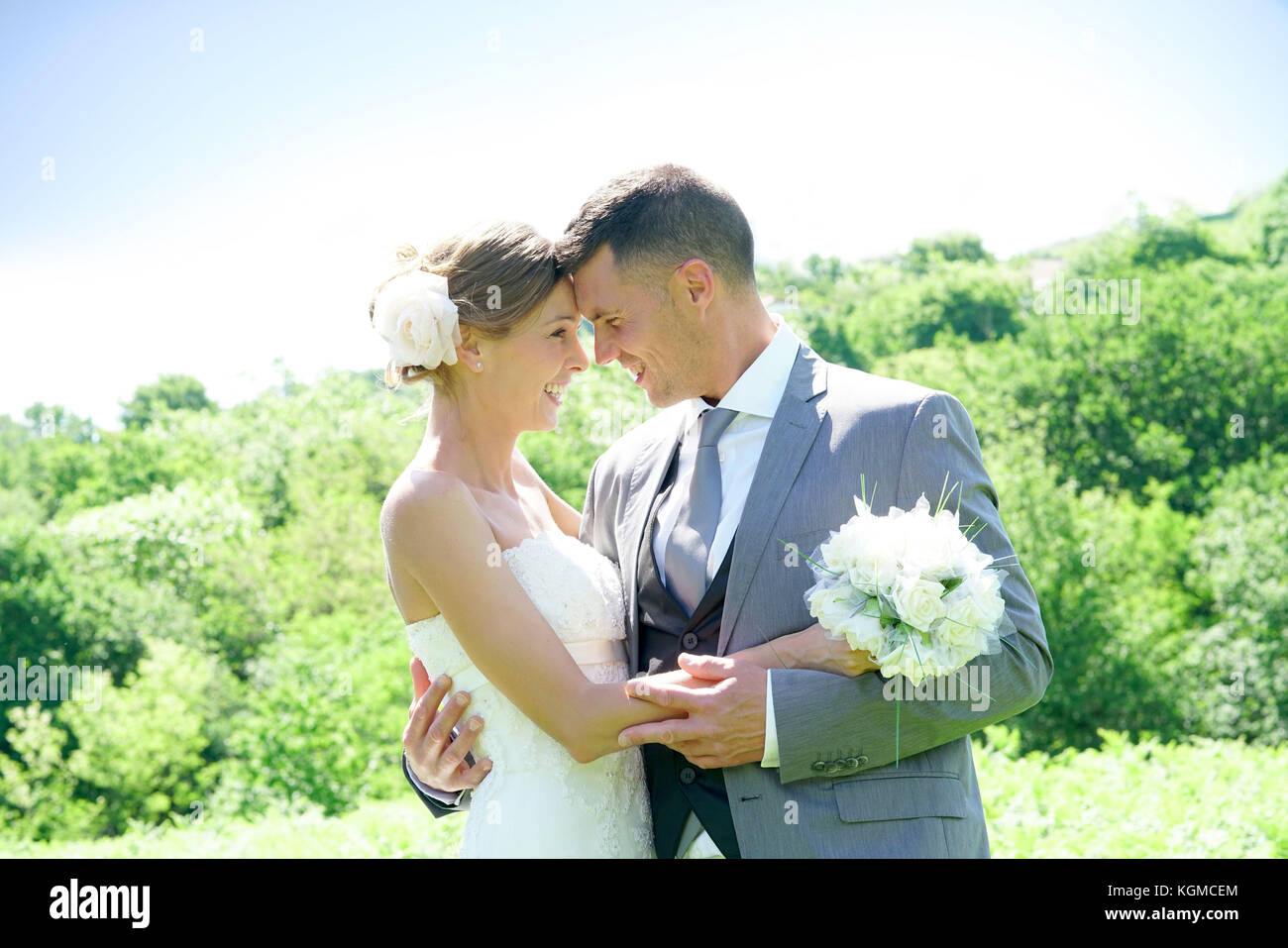 Portrait of beautiful married couple in countryside Stock Photo - Alamy