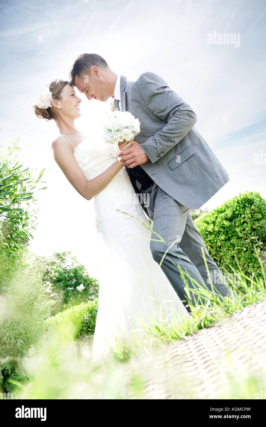 Happy married couple on their wedding day Stock Photo - Alamy