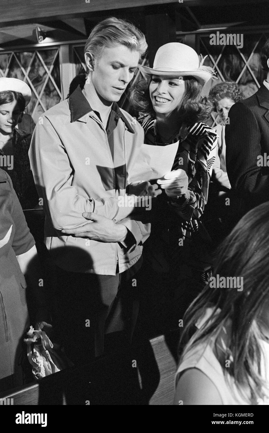 The Man who Fell to Earth (1976) , David Bowie , Candy Clark Stock