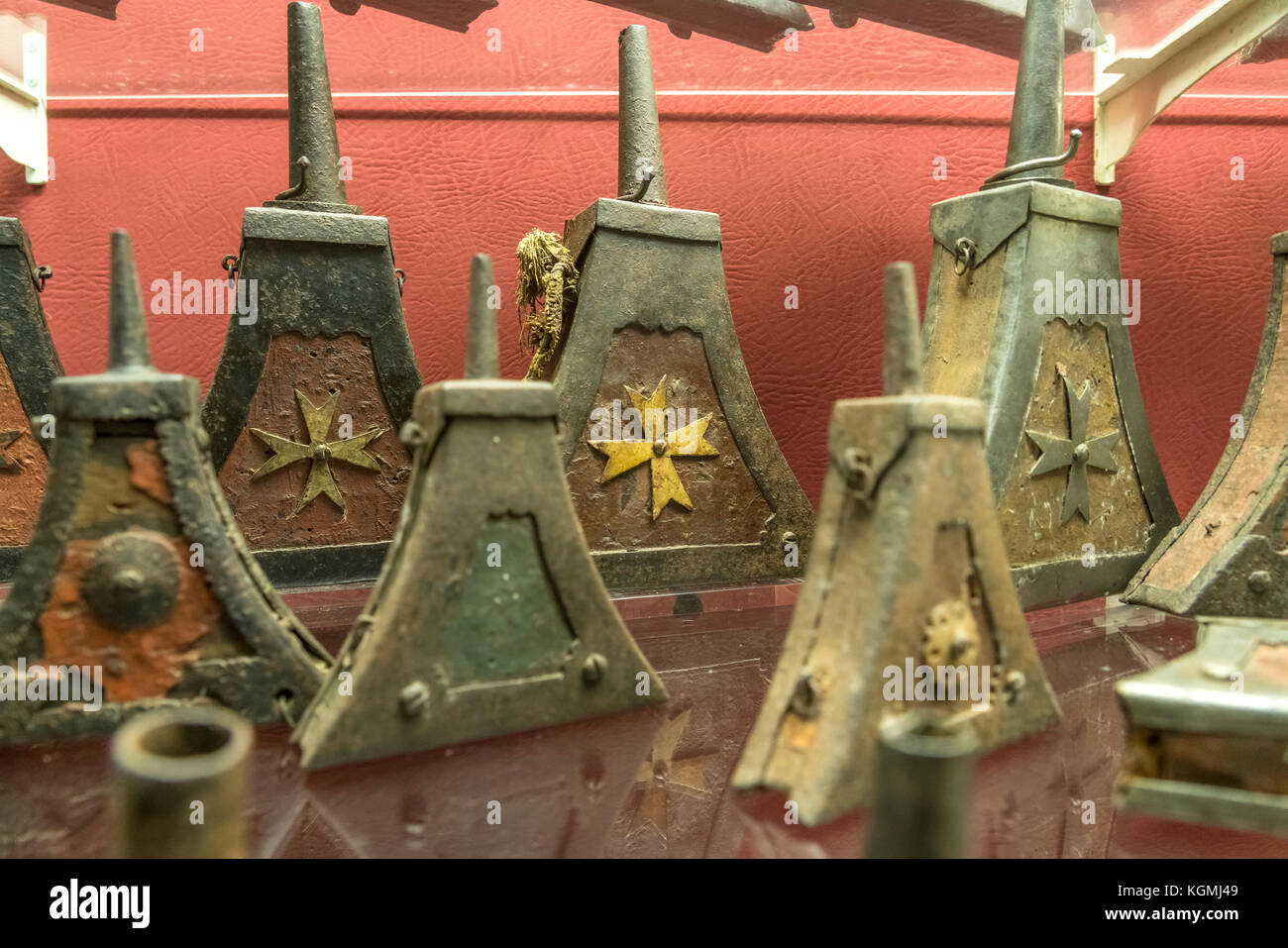 Historische Pulverbehälter, Waffenkammer Palace Armoury, Großmeisterpalast, Valletta, Malta |  musketeer's horn powder flask, Palace Armoury, Grandmas Stock Photo