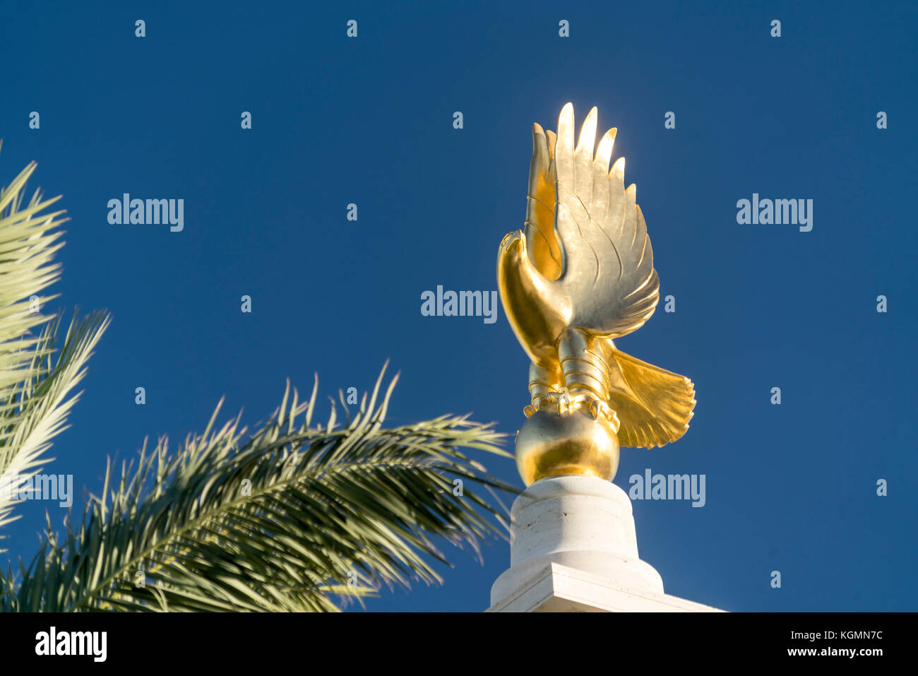 goldener Adler auf dem Malta Memorial, Floriana, Valletta, Malta |  golden eagle of the Malta Memorial, Floriana, Valletta,  Malta Stock Photo